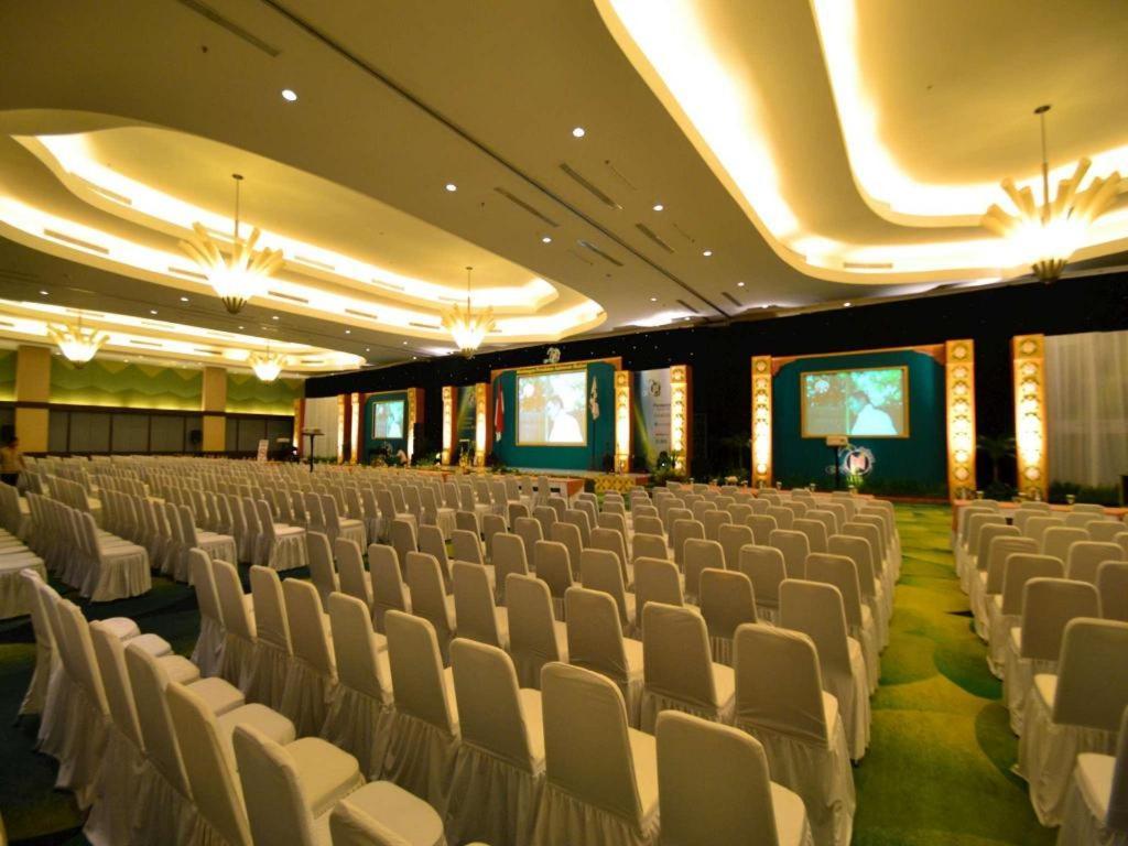 Ipb Convention Hotel Botani Square Богор Екстериор снимка