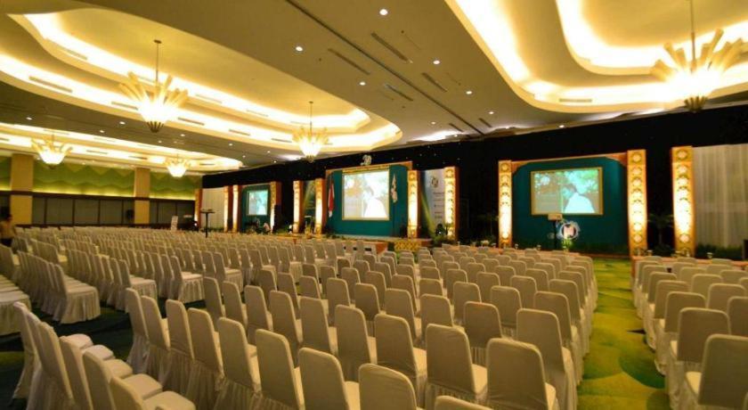 Ipb Convention Hotel Botani Square Богор Екстериор снимка