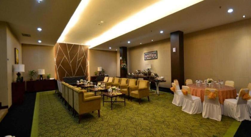 Ipb Convention Hotel Botani Square Богор Екстериор снимка